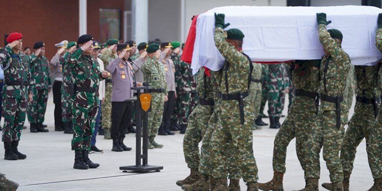 Panglima TNI Laksamana Yudo Margono dan Kapolri Jenderal Listyo Sigit Prabowo menyambut empat jenazah prajurit TNI yang gugur diserang oleh Kelompok Separatis Teroris (KST)/Ist