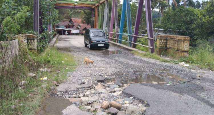 Jalan provinsi akses menuju lokasi Wisata Air Putih rusak parah dan diperkirakan akan mengganggu para wisatawan/Ist