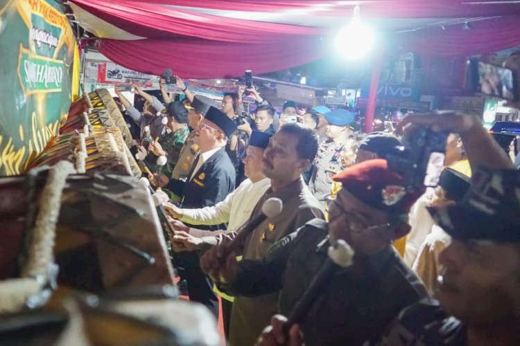 Kapolda Bengkulu dan Gubernur di sela-sela meninjau  posko ops ketupat 2023/Ist