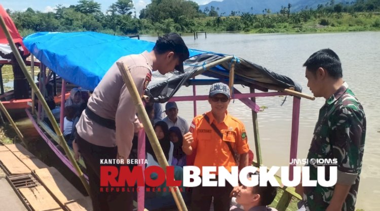 Kabid Kedaruratan Bencana dan Logistik, Tantawi saat meninjau kondisi perahu kayu yang ditumpangi wisatawan/Ist