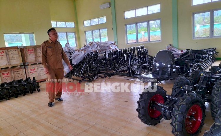 Kepala Disperkan Kabupaten Lebong, Hedi Parindo saat menunjukkan para mesin handtraktor/Iat