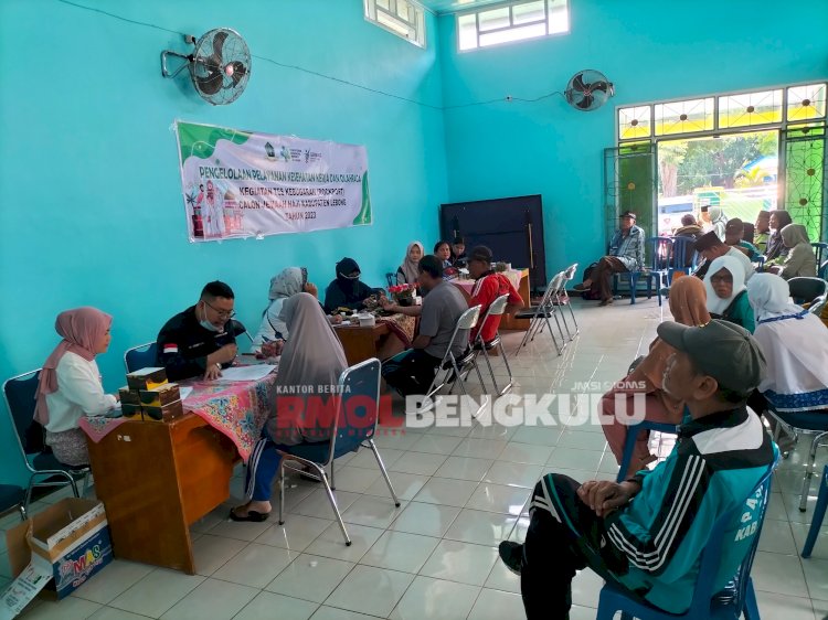 Tampak para CJH Lebong sedang mengantri menunggu disuntik vaksin meningitis di Aula Sakinah Kemenag Lebong, kemarin (28/4) siang/RMOLBengkulu