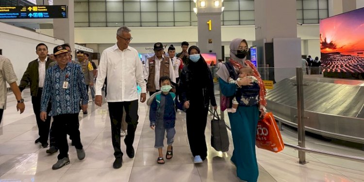 Pihak Kementerian Luar Negeri RI menyambut kedatangan WNI yang dievakuasi dari Sudan/Ist