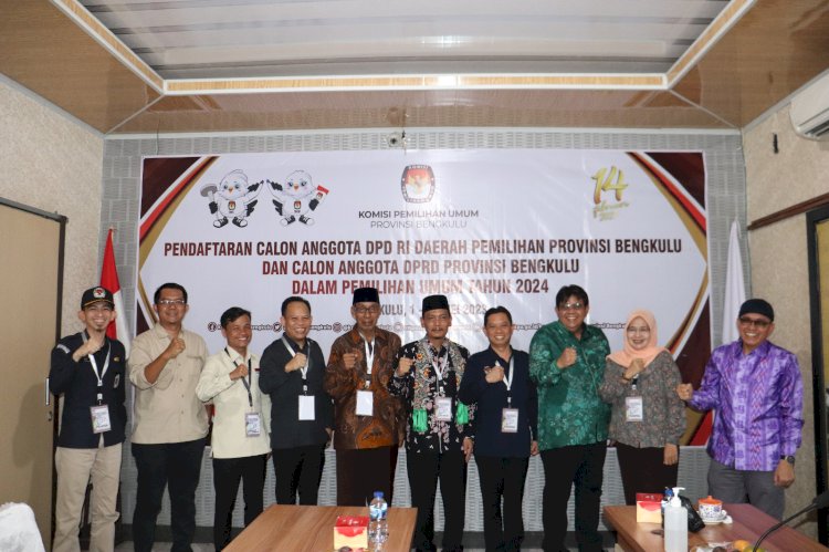 Rahiman Dani, bersama KPU dan Bawaslu Provinsi Bengkulu melakukan foto bersama usai menyerahkan berkas pendaftaran Balon DPD RI