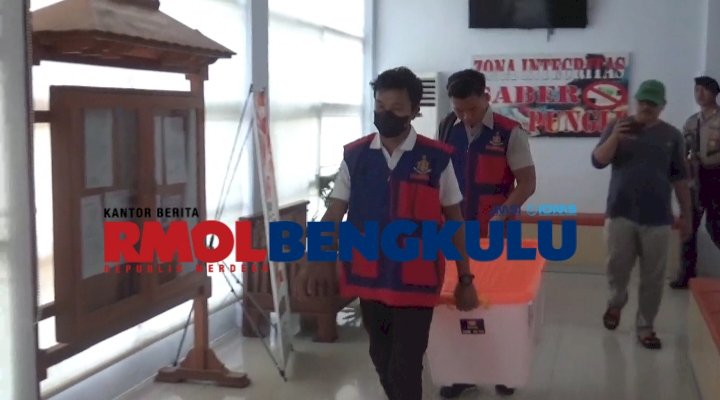 Tim Tipikor Polda Bengkulu usai penggeledahan dan membawa berkas dari kantor BKD
