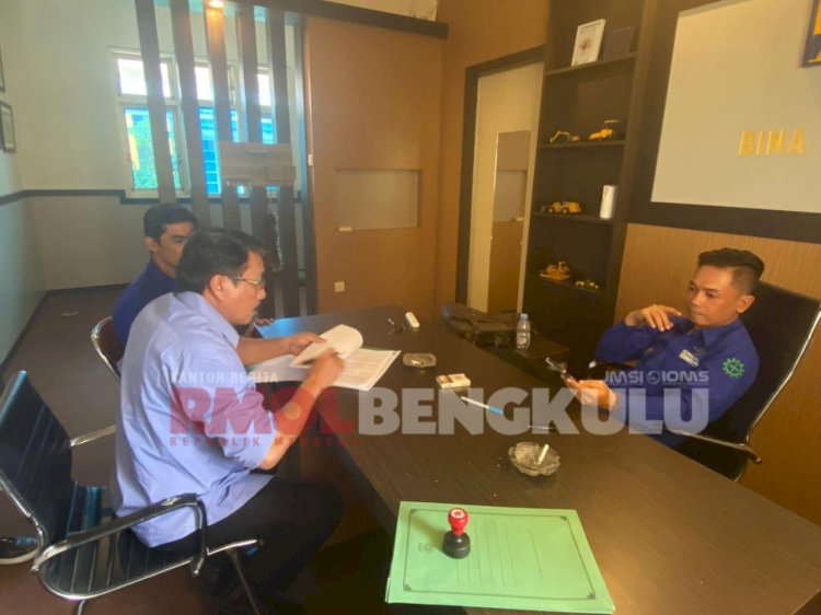 Direktur CV Rafflesia Teknik Sentosa, Welly Sunyoto saat menandatangani kontrak di ruang kerja Kabid Bina Marga, Haris Santoso/RMOLBengkulu