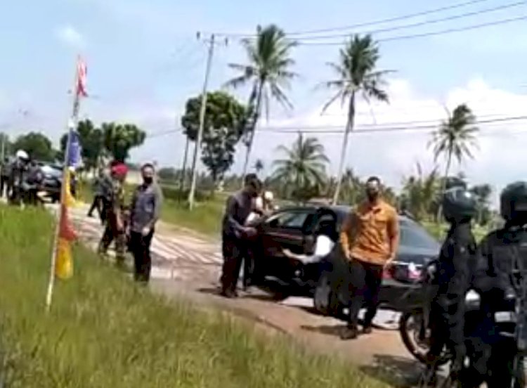 Presiden Joko Widodo terpaksa keluar saat mobil nyangkut di Jalan Terusan Ryacudu Kotabaru/Ist