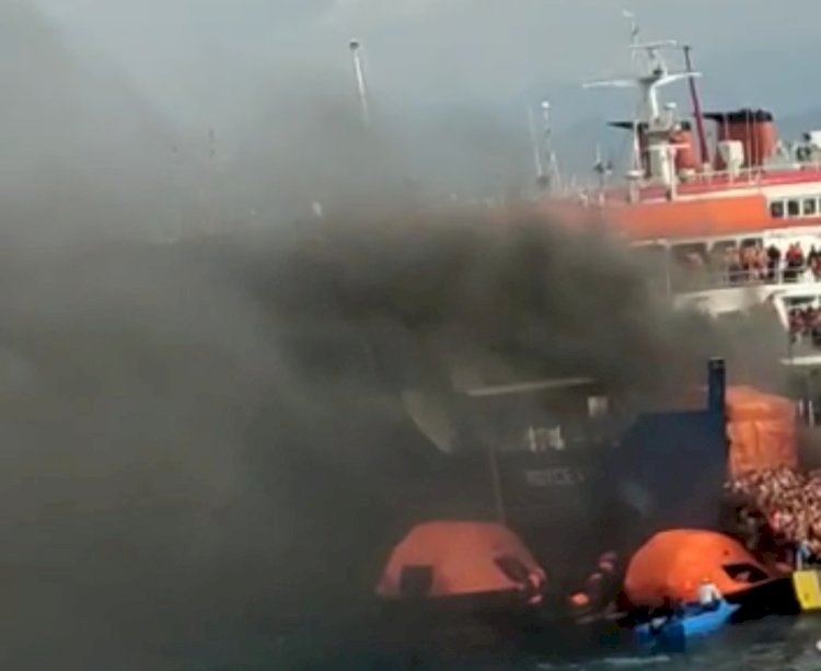 Kapal tebakar saat hendak menyebrang ke pelabuhan/ist