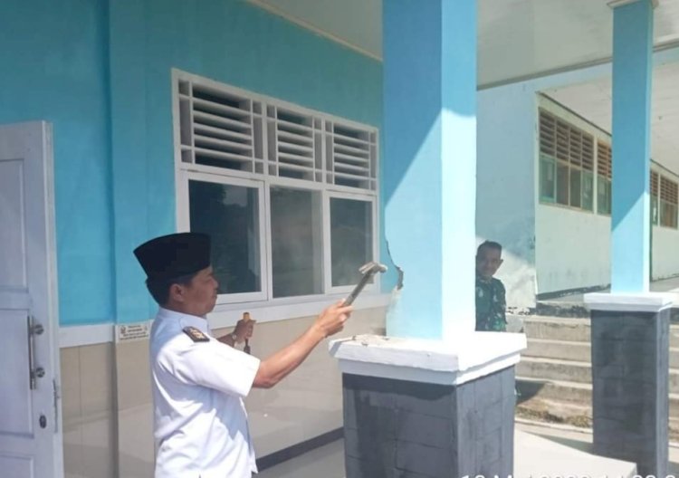Bupati Lebong, Kopli Ansori saat melihat langsung kondisi tiang bangunan sekolah yang sempat diviralkan/RMOLBengkulu