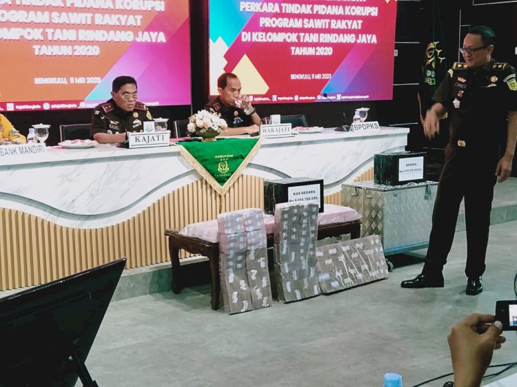 Kajati Bengkulu, Dr. Heri Jerman saat memamerkan uang sitaan Rp 13 Miliar saat menggelar konferensi pers/RMOLBengkulu