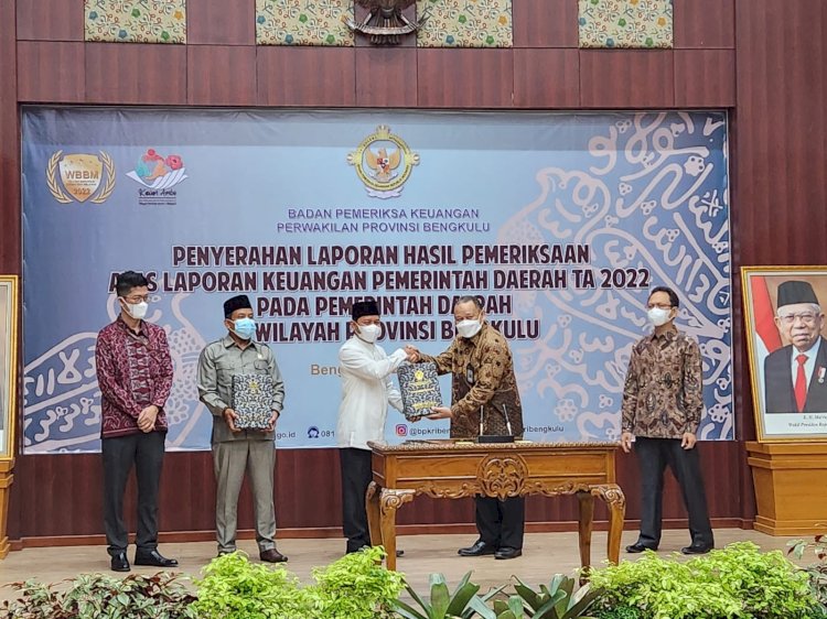 Bupati Lebong, Kopli Ansori saat menerima LHP LKPD TA 2022/RMOLBengkulu