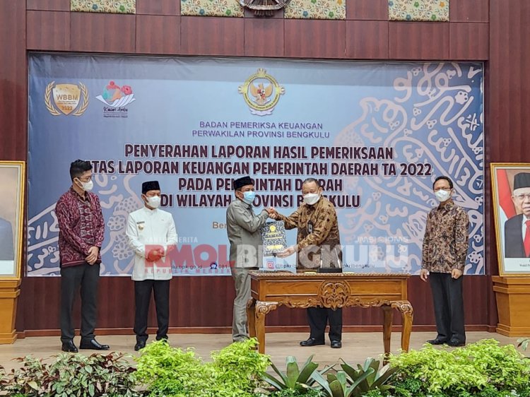 Ketua DPRD Lebong, Carles Ronsen saat menerima LHP LKPD TA 2022 di Kantor BPK RI Perwakilan Bengkulu/RMOLBengkulu