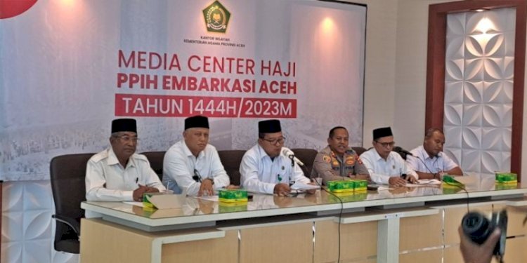 Kakanwil Kemenag Aceh, Azhari, saat menyampaikan keterangan pers di Asrama Haji Aceh/RMOLAceh
