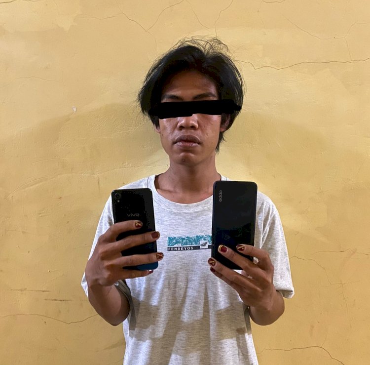 PH (21) warga Kelurahan Mubai Kecamatan Lebong Selatan, saat diamankan beserta dua handphone hasil curian/Ist
