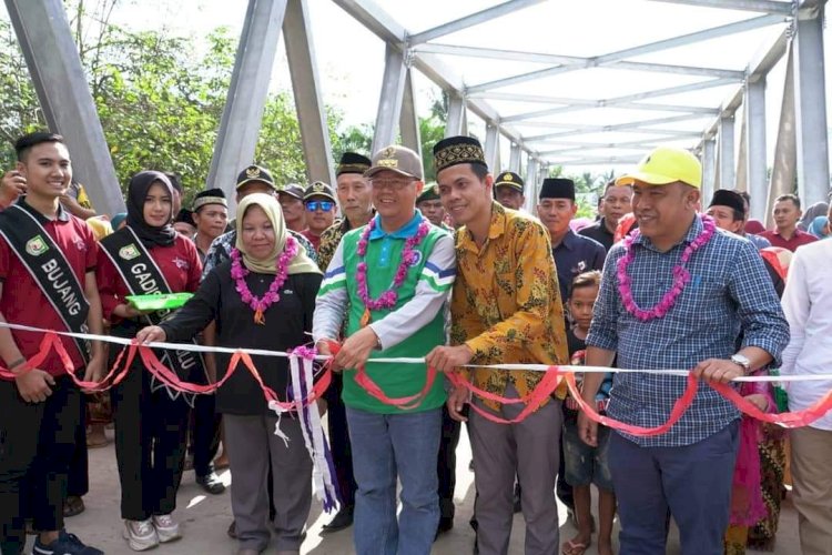 Foto Gubernur Rohidin Mersyah saat meresmikan Jembatan Lubuk Mindai Kecamatan Ketahun Kab. Bengkulu Utara (15/12/2019)/MC