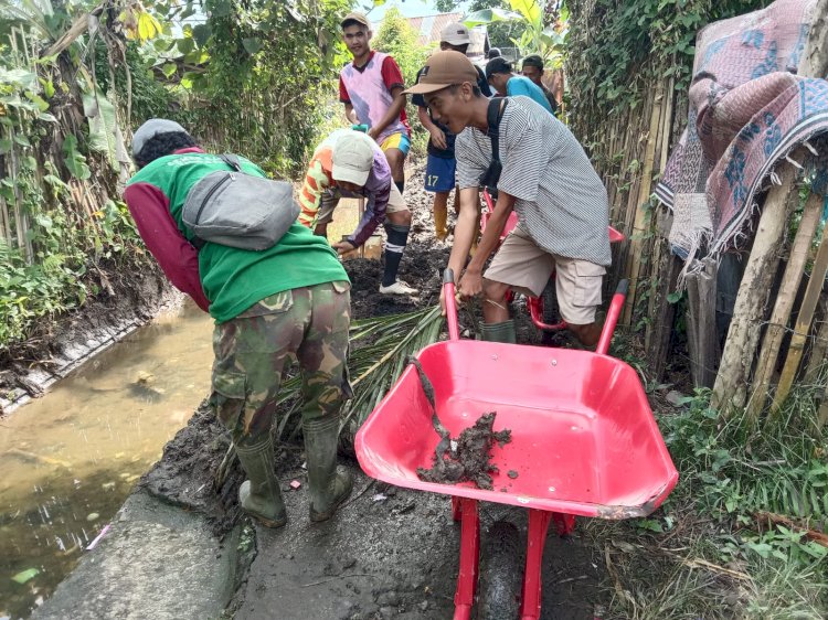 Tampak rombongan gotong royong membersihkan saluran irigasi tersier di Desa Talang Liak I/RMOLBengkulu