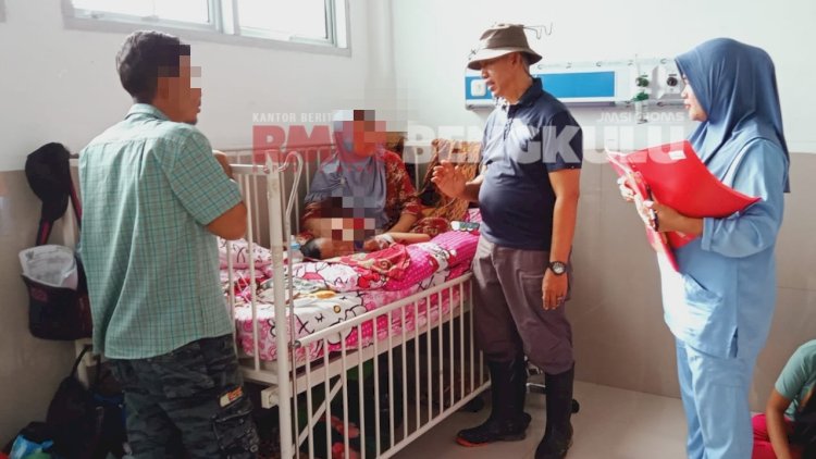Kadis Sosial Kabupaten Lebong, Achmad Gozali saat menjenguk pasien yang diduga stunting/RMOLBengkulu