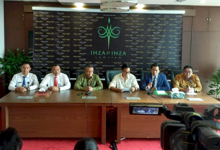 Yusril Ihza Mahendra didampingi Asisten I Setda Lebong, Firdaus saat menggelar konferensi pers di Jakarta/Ist