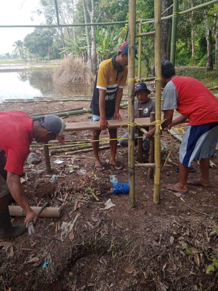 Tampak warga di Desa Talang Ulu kompak mendirikan posko/RMOLBengkulu