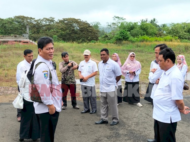 Tim Perpustakaan Nasional saat turun ke Kabupaten Lebong, mengecek lokasi lahan rencana pembangunan perpustakaan di Kabupaten Lebong/RMOLBengkulu
