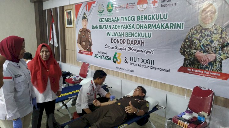 Kajati Bengkulu Mendonorkan Darahnya dalam Kegiatan Bakti Adhyaksa dan HUT AID