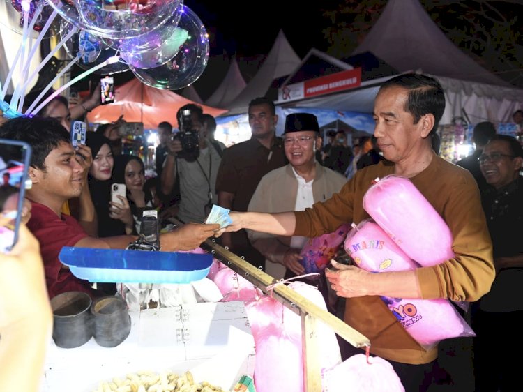 Jokowi saat membeli makanan di acara Festival Tabut/Ist