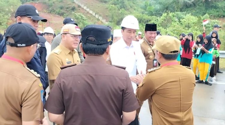Bupati Lebong, Kopli Ansori saat berjumpa dengan Presiden RI, Joko Widodo saat peresmian Tol Bengkulu-Taba Penanjung/Ist