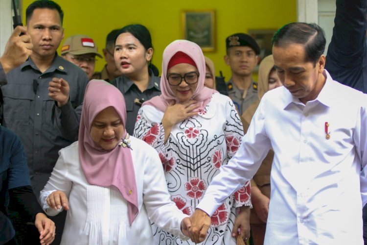 Presiden Joko Widodo dan istri saat berkunjung ke Puskesmas Sri Kuncoro, Kabupaten Bengkulu Tengah, Kamis (20/7)/Net