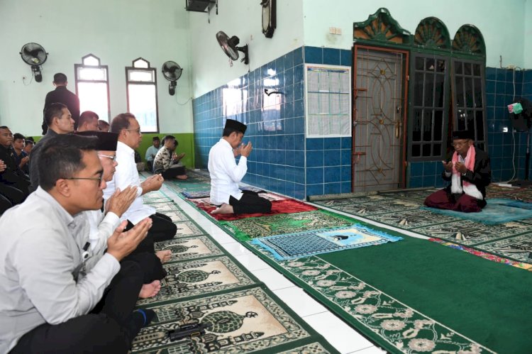 Presiden Joko Widodo menunaikan ibadah salat Jumat di Masjid Al Jihad Tanjung Agung. /Net