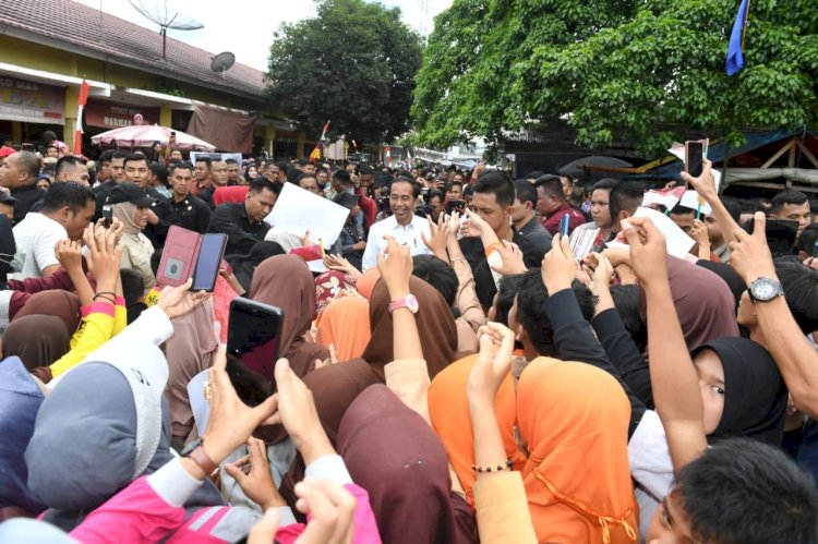 Presiden Joko Widodo saat mengunjungi pasar purwodadi/Net