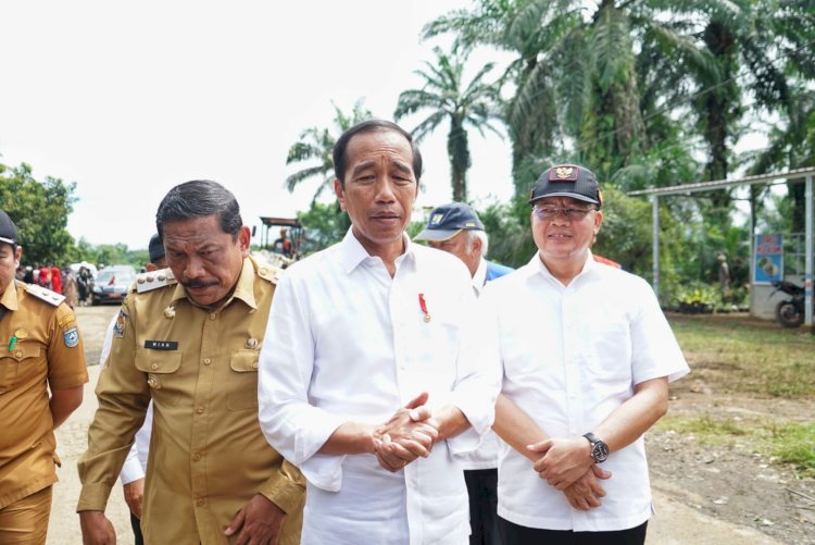 Bupati Bengkulu Utara (kiri), Presiden Jokowi (Tengah), dan Gubernur Bengkulu (Kanan)/Ist