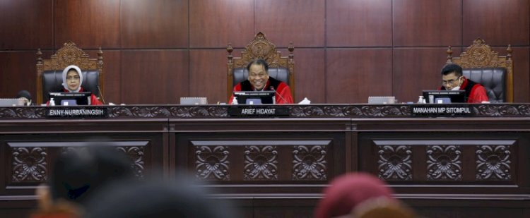 Hakim Konstitusi Arief Hidayat memimpin sidang panel pendahuluan uji Undang-Undang tentang batas wilayah Kabupaten Lebong, Selasa (25/07) di Ruang Sidang MK. Foto Humas/Ifa