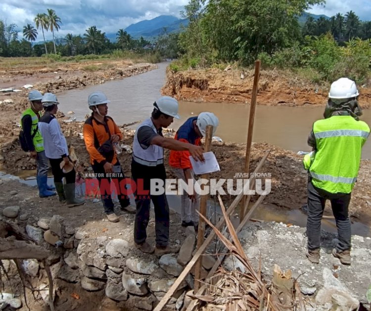 Tampak Tim BNPB dan BPBD Provinsi Bengkulu saat melakukan Monev kegiatan pengamanan Sungai Air Kotok/RMOLBengkulu