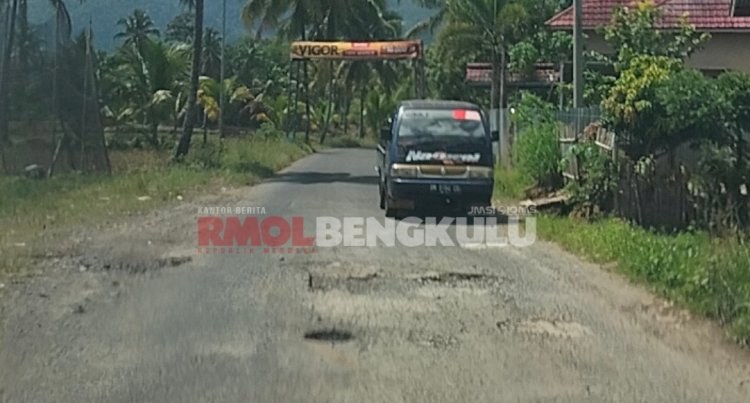 Tampak jalan Talang Bunut-Lemeupit rusak parah/RMOLBengkulu