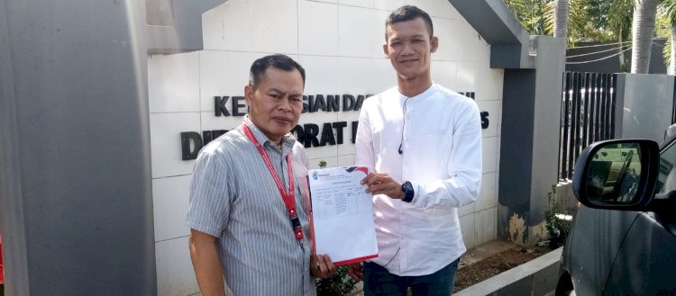 PH Okti Fitriani saat mengantarkan surat ke Polda Bengkulu