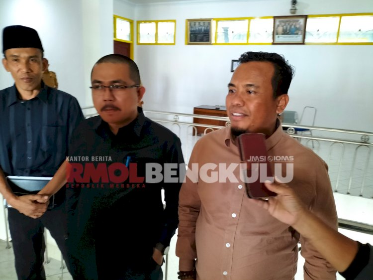 Ketua DPRD Lebong, Carles Ronsen didampingi Ketua KPU Lebong, Yoki Setiawan saat diwawancara usai pertemuan/RMOLBengkulu