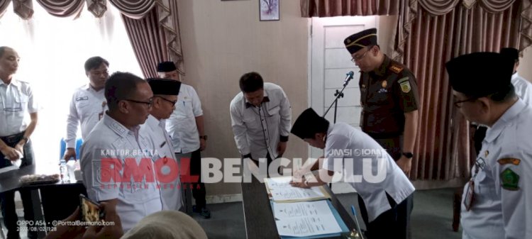 Bupati Lebong, Kopli Ansori saat menandatangani PKS dua SKPD/RMOLBengkulu