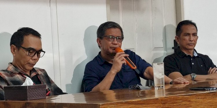 Pengamat politik Rocky Gerung (tengah) menggelar konferensi pers di Menteng, Jakarta Pusat/RMOL