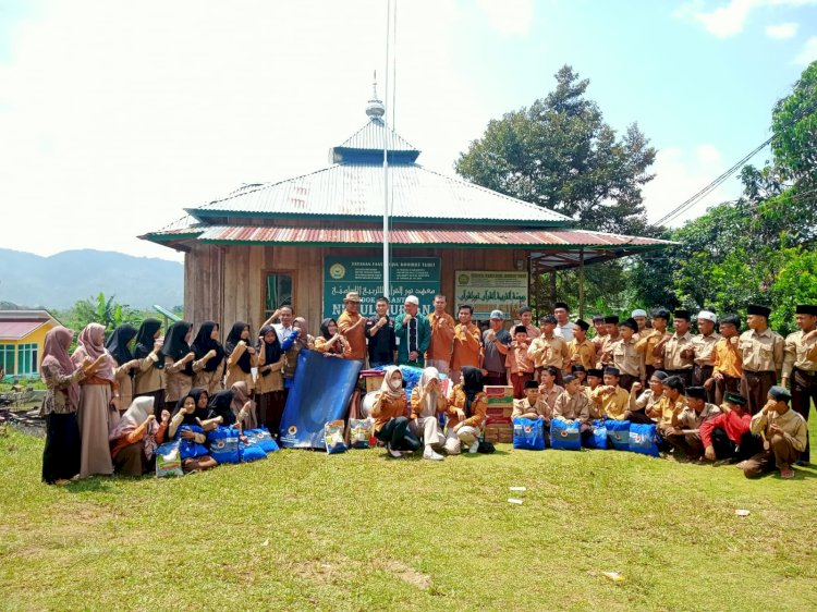 Tim BPBD Provinsi Bengkulu dan BPBD Kabupaten Lebong saat menyerahkan bantuan di Pondok Pesantren Nurul Qur'an/Ist