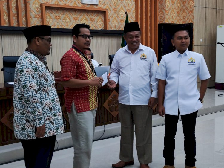 Kadin Bengkulu Menyerahkan surat untuk Ketua KPK kepada  Kepala Sub bagian Satgas Wilayah Sumatera KPK RI, Maruli. 