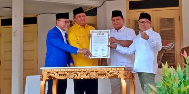 Ketua Umum PAN, Zulkifli Hasan dan Ketua Umum Golkar Airlangga Hartarto saat menyatakan dukungan ke Ketua Umum Partai Gerindra Prabowo Subianto dan disaksikan Ketua Umum PKB Muhaimin Iskandar/RMOL