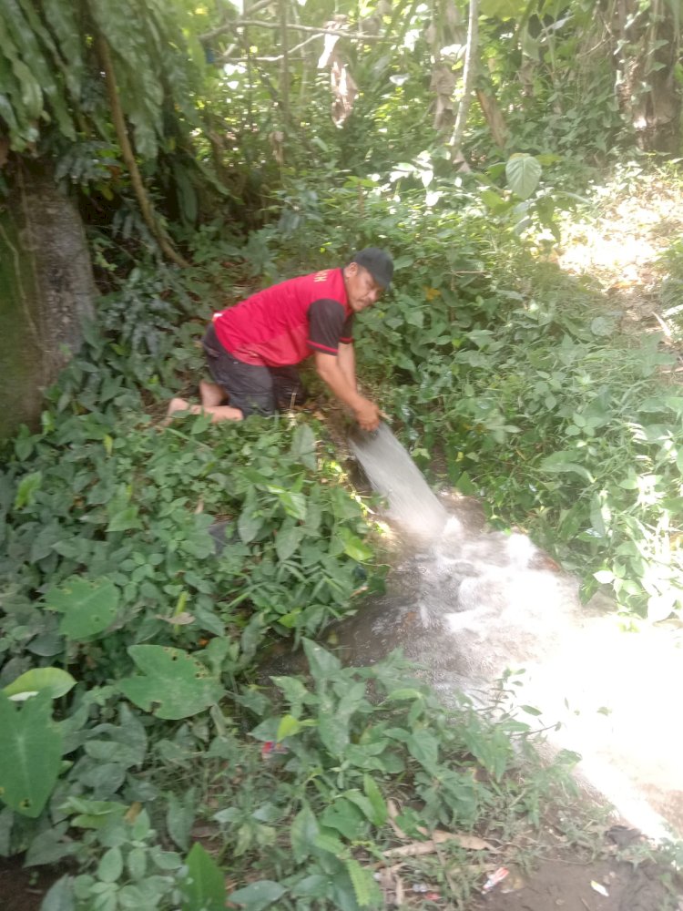 Dirut PDAM TTE Lebong, Ahmad Nura’ain saat mengecek kondisi Air Uram/Ist