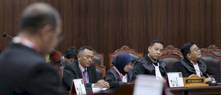 Kabag Hukum Setda Lebong, Mindri Yaserhan (duduk paling kiri) saat mengikuti proses persidangan/Ist