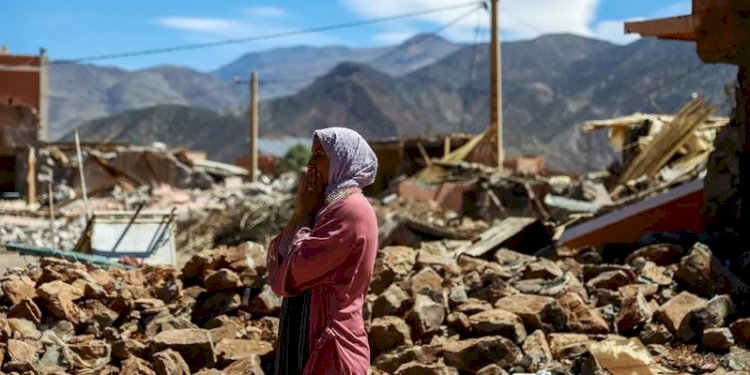 Seorang penyintas gempa bumi Maroko saat berada di balik reruntuhan/Net
