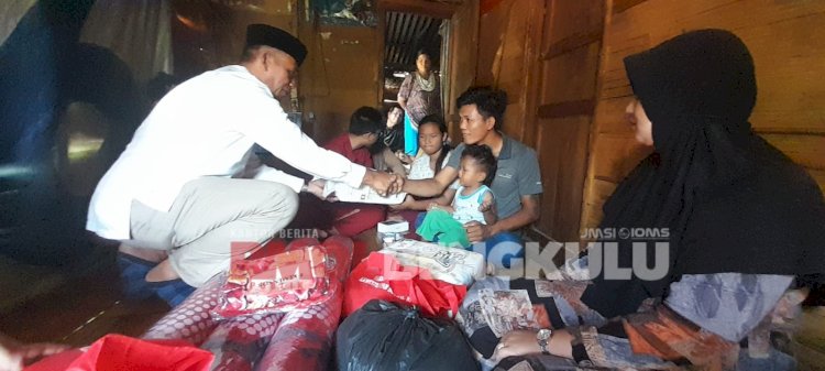 Kadis Sosial Kabupaten Lebong, Achmad Gozali saat menyerahkan bantuan/RMOLBengkulu