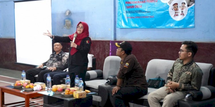 Anggota Bawaslu Lolly Suhenty saat menjadi narasumber dalam Sosialisasi Pengawasan Pemilu Tahun 2024 di Desa Jatimukti, Sumedang, Jawa Barat, Selasa (3/10)/Net