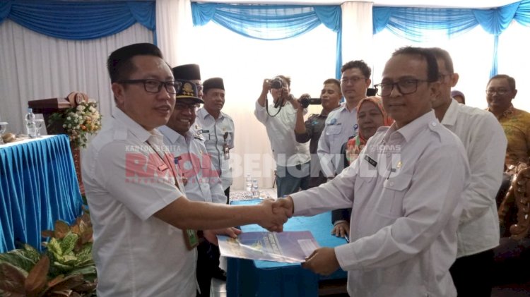 Kadis Kesehatan Kabupaten Lebong, Rachman saat menerima rekomendasi dari tim penilai/RMOLBengkulu