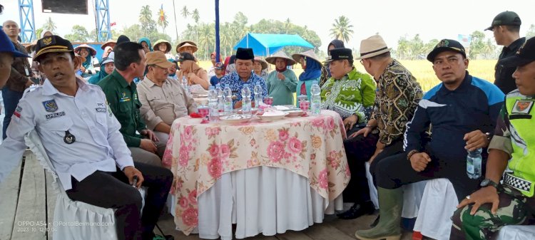 Ketua DPRD Lebong, Carles Ronsen saat menghadiri panen raya MT2 di Desa Talang Liak II/RMOLBengkulu