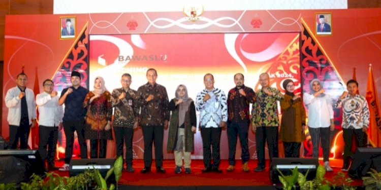 Anggota Bawaslu Lolly Suhenty (tengah) saat meluncurkan Pemetaan Kerawanan Pemilu dan Pemilihan Serentak 2024 Isu Strategis: Politisasi SARA di Yogyakarta, Selasa (10/10)/Ist