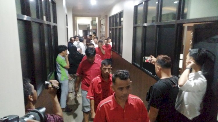 Para Tersangka kasus dugaan Korupsi BTT di BPBD Seluma Saat Digiring keluar ruangan Usai Konfrensi Pers, Senin (16/10) Di Gedung Direktorat Reskrim Khusus Polda Bengkulu. 